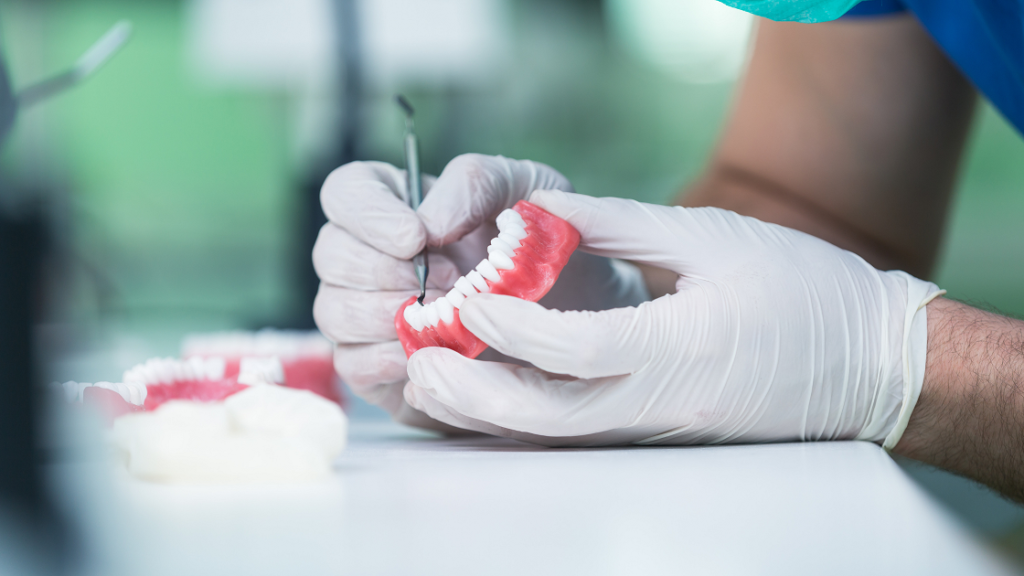Próteses dentárias: procedimentos e cuidados necessários